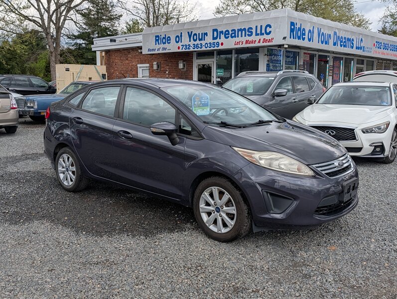 2013 Ford Fiesta SE Sedan's photo