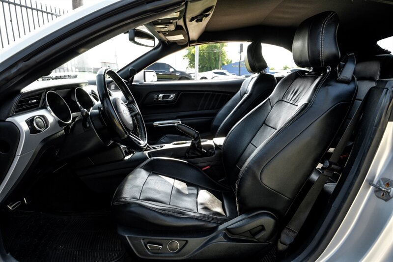 2016 Ford Mustang EcoBoost Premium photo 3