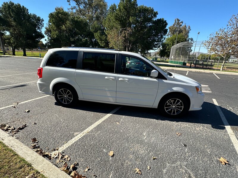 2017 Dodge Grand Caravan - Photo 4 - Hesperia, CA 92345