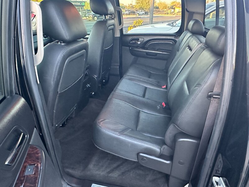 2011 GMC Sierra 2500HD Denali - Photo 11 - Hesperia, CA 92345