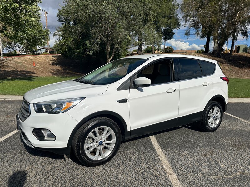 2019 Ford Escape SE   - Photo 1 - Hesperia, CA 92345