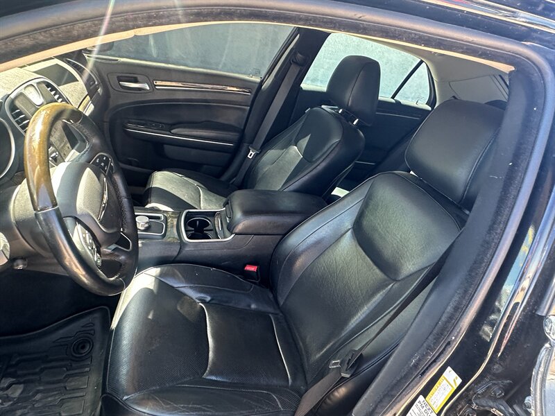 2015 Chrysler 300 C - Photo 10 - Hesperia, CA 92345