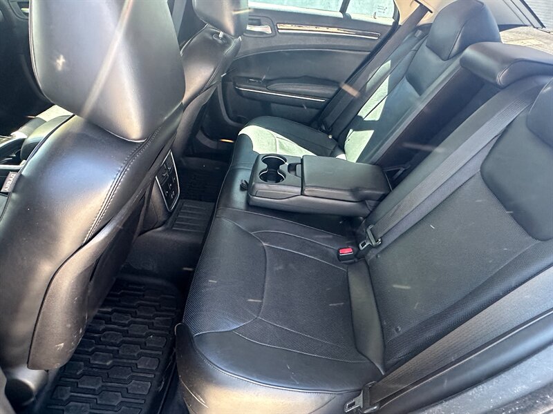 2015 Chrysler 300 C - Photo 12 - Hesperia, CA 92345