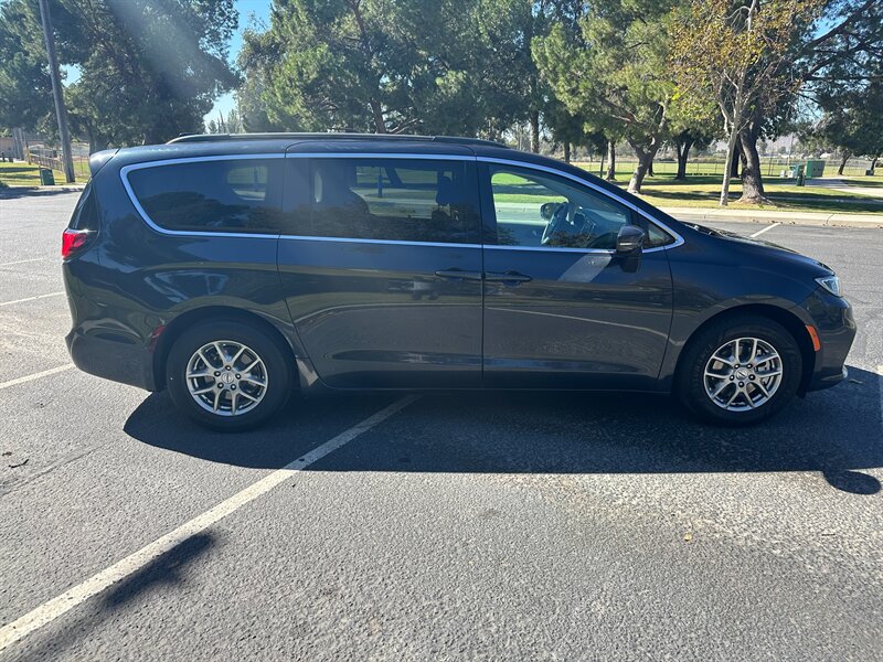 2021 Chrysler Pacifica - Photo 4 - Hesperia, CA 92345