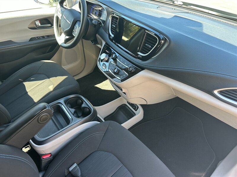 2021 Chrysler Pacifica - Photo 13 - Hesperia, CA 92345