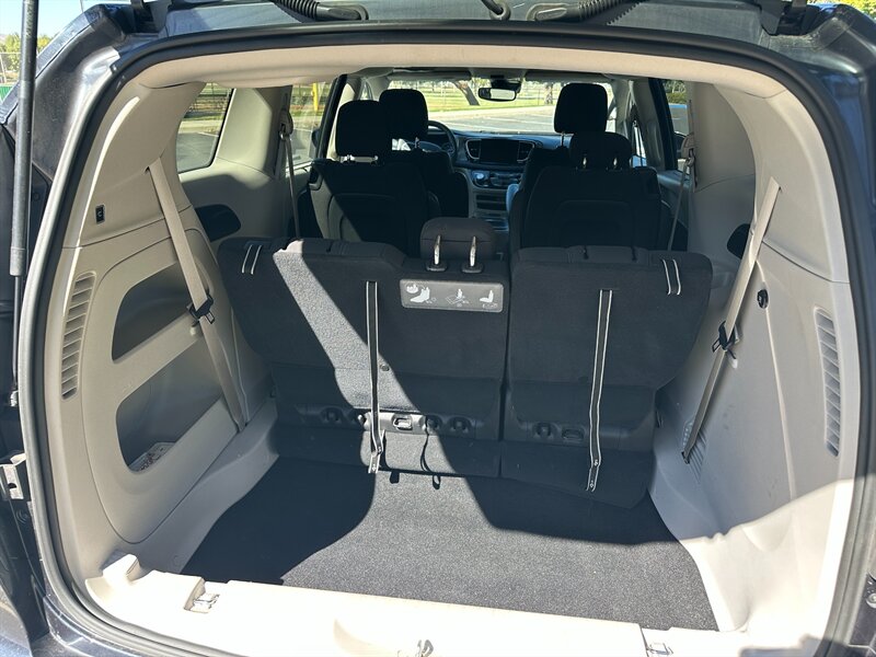 2021 Chrysler Pacifica - Photo 12 - Hesperia, CA 92345