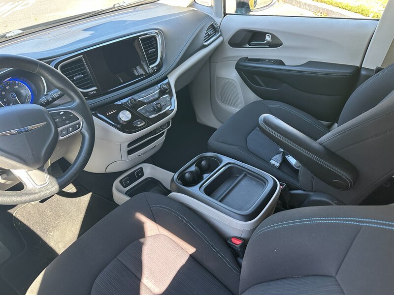 2021 Chrysler Pacifica - Photo 10 - Hesperia, CA 92345