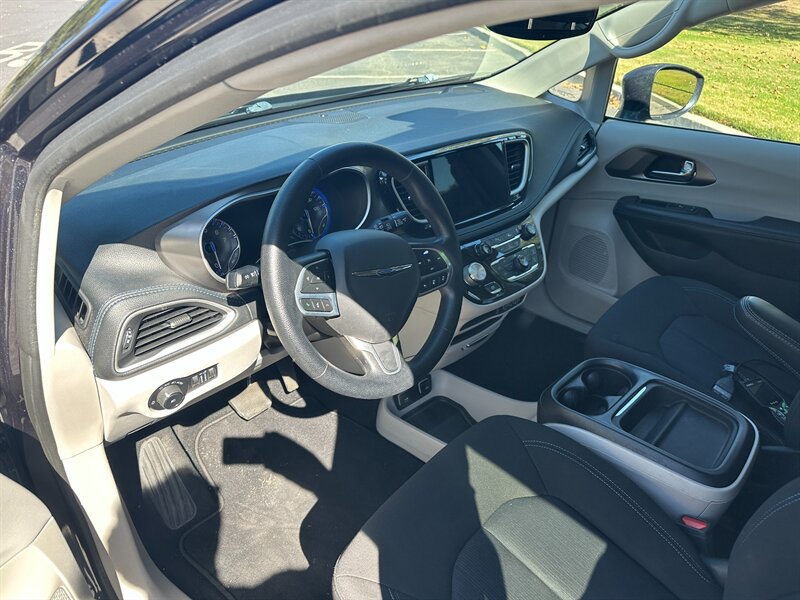 2021 Chrysler Pacifica - Photo 8 - Hesperia, CA 92345