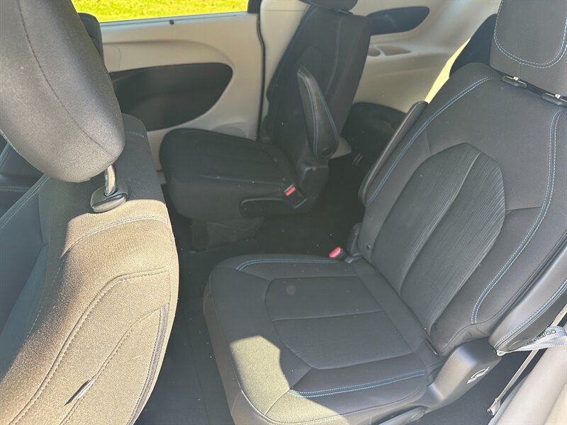 2021 Chrysler Pacifica - Photo 11 - Hesperia, CA 92345