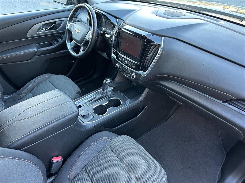 2019 Chevrolet Traverse   - Photo 12 - Hesperia, CA 92345