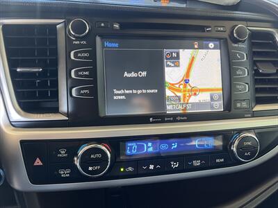 2019 Toyota Highlander Hybrid XLE   - Photo 4 - Escondido, CA 92025
