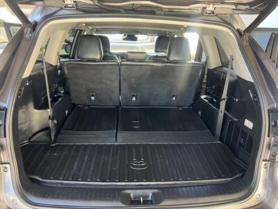 2019 Toyota Highlander Hybrid XLE   - Photo 23 - Escondido, CA 92025