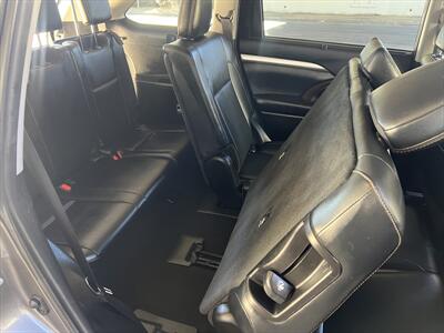 2019 Toyota Highlander Hybrid XLE   - Photo 11 - Escondido, CA 92025