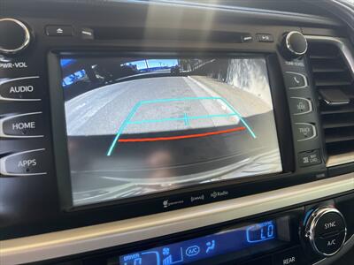 2019 Toyota Highlander Hybrid XLE   - Photo 5 - Escondido, CA 92025