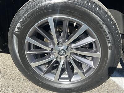 2019 Toyota Highlander Hybrid XLE   - Photo 10 - Escondido, CA 92025