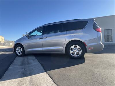 2017 Chrysler Pacifica Hybrid Premium   - Photo 4 - Escondido, CA 92025