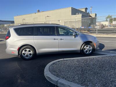 2017 Chrysler Pacifica Hybrid Premium   - Photo 8 - Escondido, CA 92025