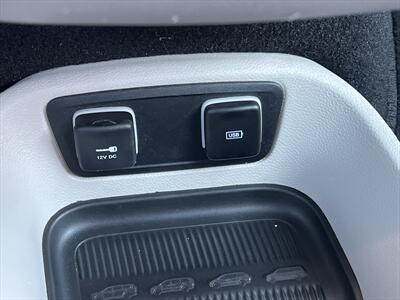 2017 Chrysler Pacifica Hybrid Premium   - Photo 38 - Escondido, CA 92025