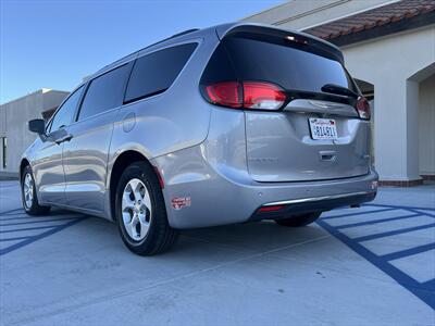 2017 Chrysler Pacifica Hybrid Premium   - Photo 13 - Escondido, CA 92025
