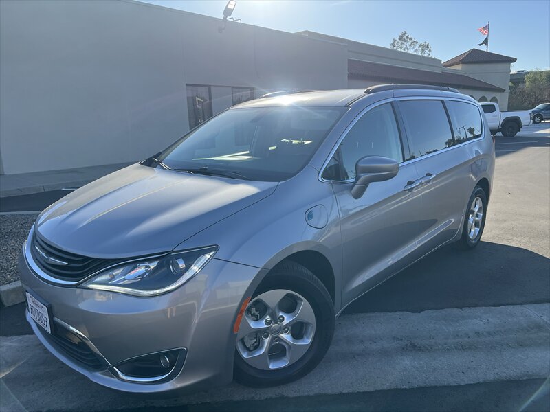 2017 Chrysler Pacifica Hybrid Premium  
