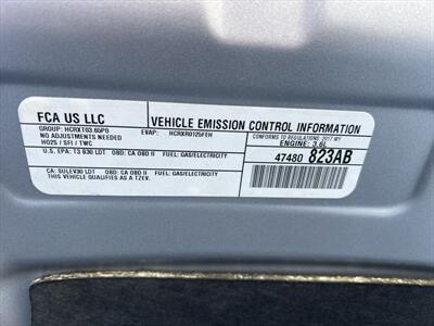 2017 Chrysler Pacifica Hybrid Premium   - Photo 16 - Escondido, CA 92025