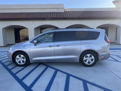 2017 Chrysler Pacifica Hybrid Premium   - Photo 10 - Escondido, CA 92025