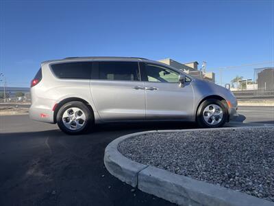 2017 Chrysler Pacifica Hybrid Premium   - Photo 9 - Escondido, CA 92025
