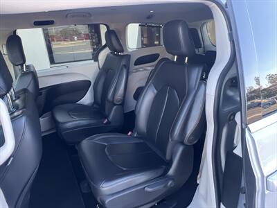 2017 Chrysler Pacifica Hybrid Premium   - Photo 23 - Escondido, CA 92025