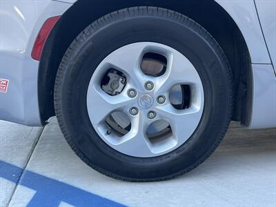 2017 Chrysler Pacifica Hybrid Premium   - Photo 19 - Escondido, CA 92025