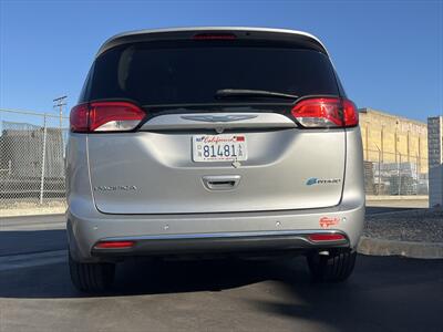 2017 Chrysler Pacifica Hybrid Premium   - Photo 6 - Escondido, CA 92025