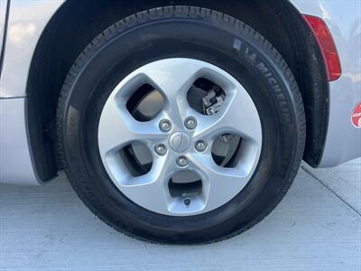 2017 Chrysler Pacifica Hybrid Premium   - Photo 17 - Escondido, CA 92025