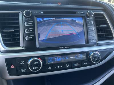 2014 Toyota Highlander XLE   - Photo 2 - Escondido, CA 92025