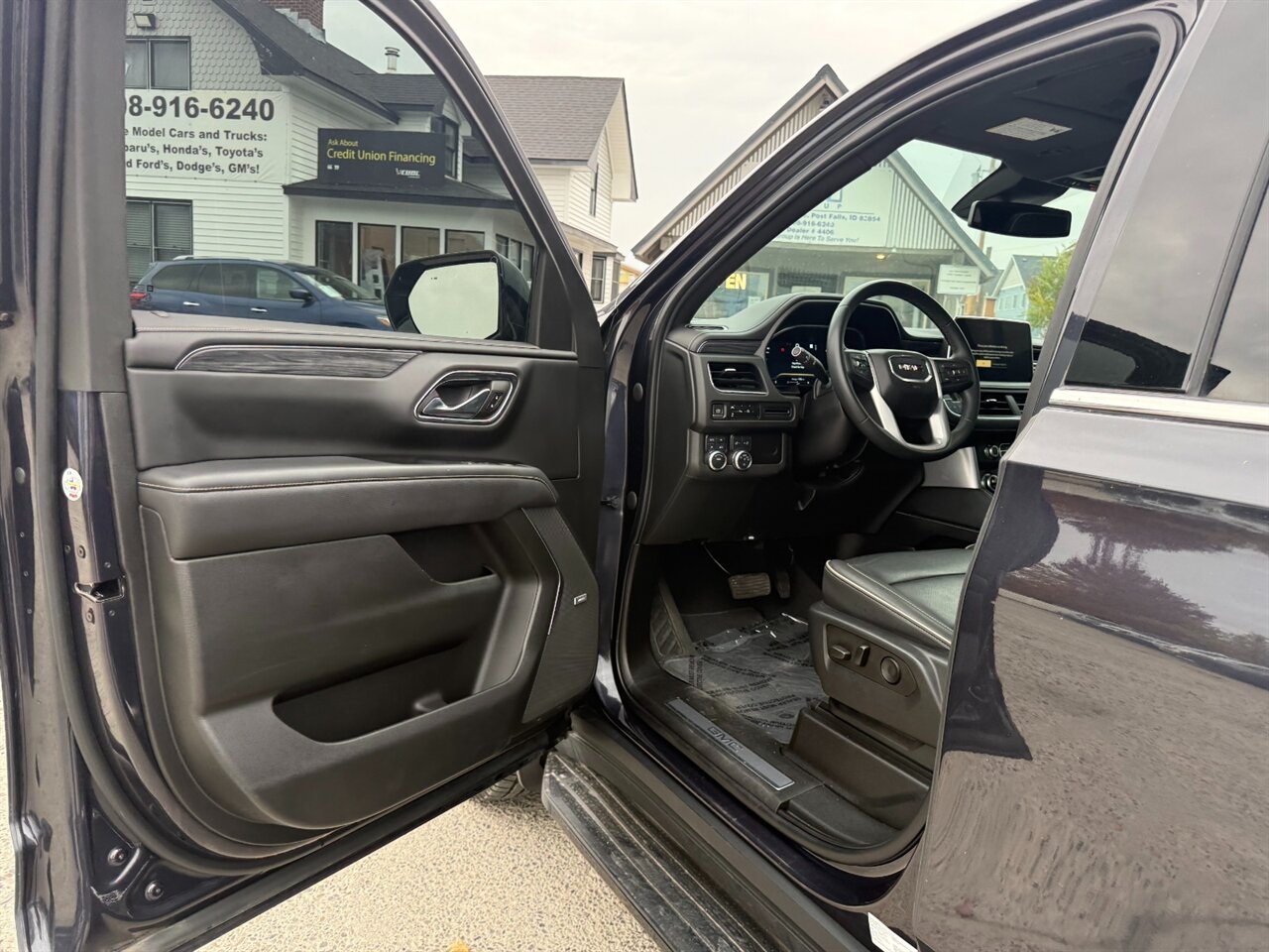 2023 GMC Yukon SLT  32k miles, 4x4, Amazing Shape, Panoramic Sunroof! Under Factory Warranty! - Photo 4 - Post Falls, ID 83854