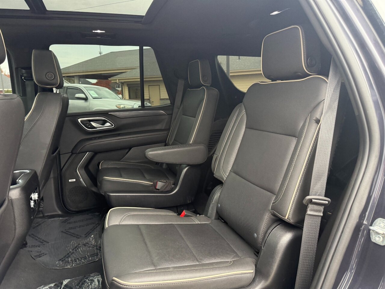 2023 GMC Yukon SLT  32k miles, 4x4, Amazing Shape, Panoramic Sunroof! Under Factory Warranty! - Photo 7 - Post Falls, ID 83854