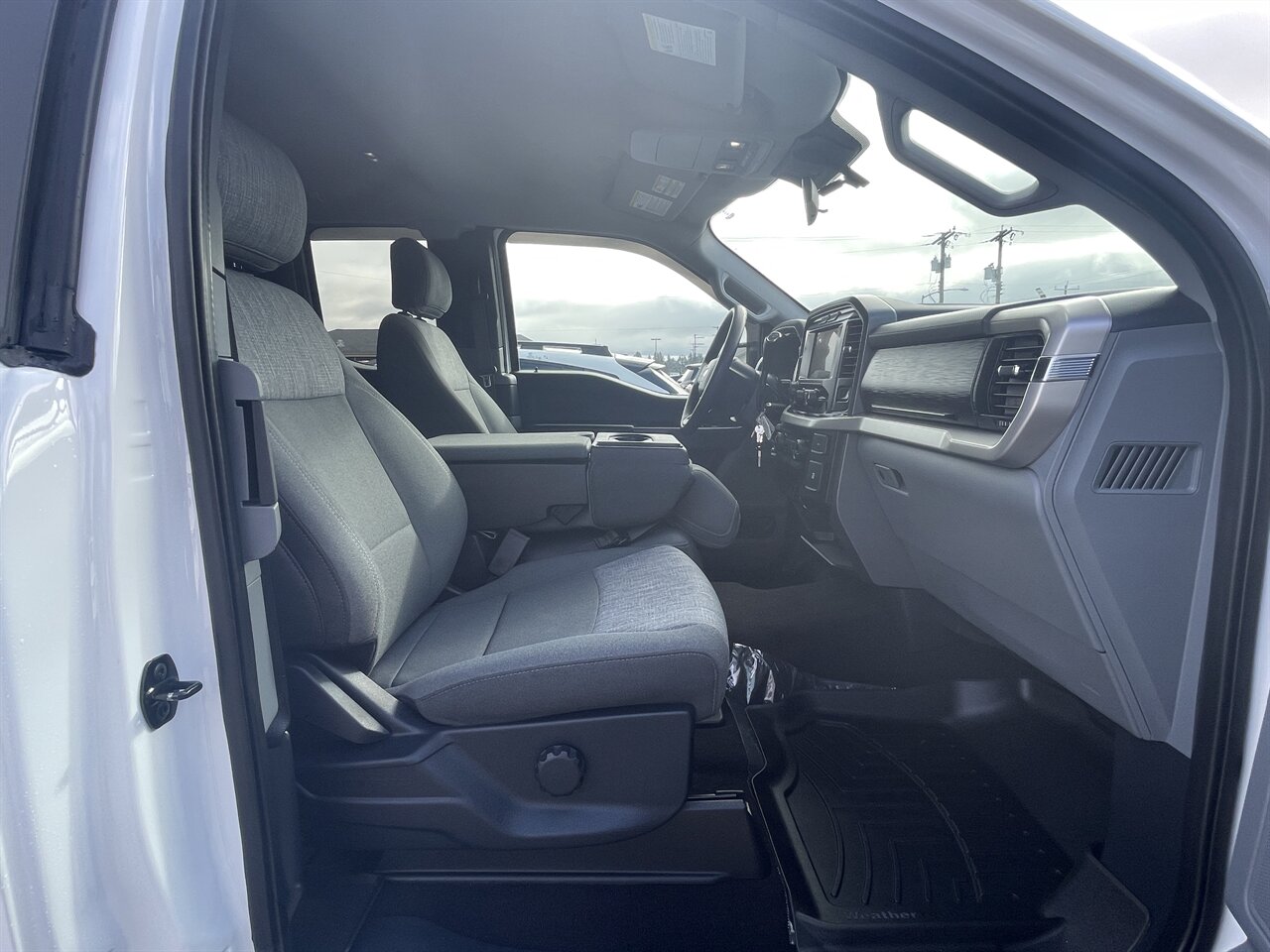 2021 Ford F-150 XLT Only 31k miles, Very Good Miles, W/ Canopy, Extremely Nice Truck! - Photo 9 - Post Falls, ID 83854