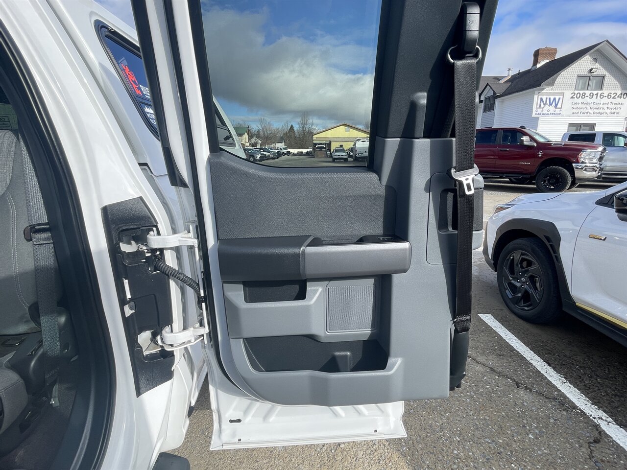 2021 Ford F-150 XLT Only 31k miles, Very Good Miles, W/ Canopy, Extremely Nice Truck! - Photo 10 - Post Falls, ID 83854