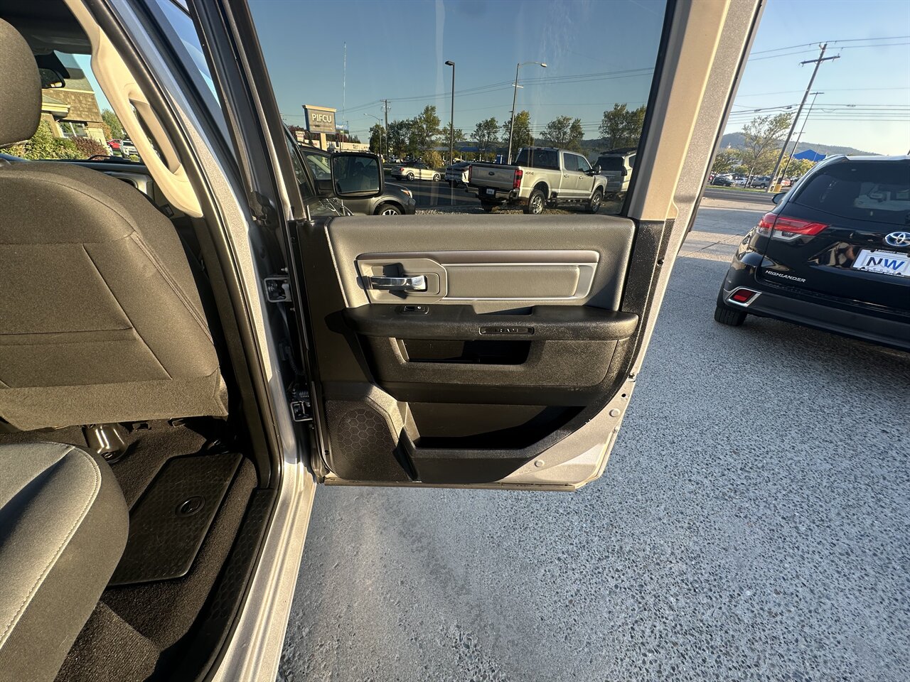 2021 RAM 1500 Classic SLT  Only 73k miles, Great Pickup Truck, Clean Carfax, Clean Title! - Photo 9 - Post Falls, ID 83854