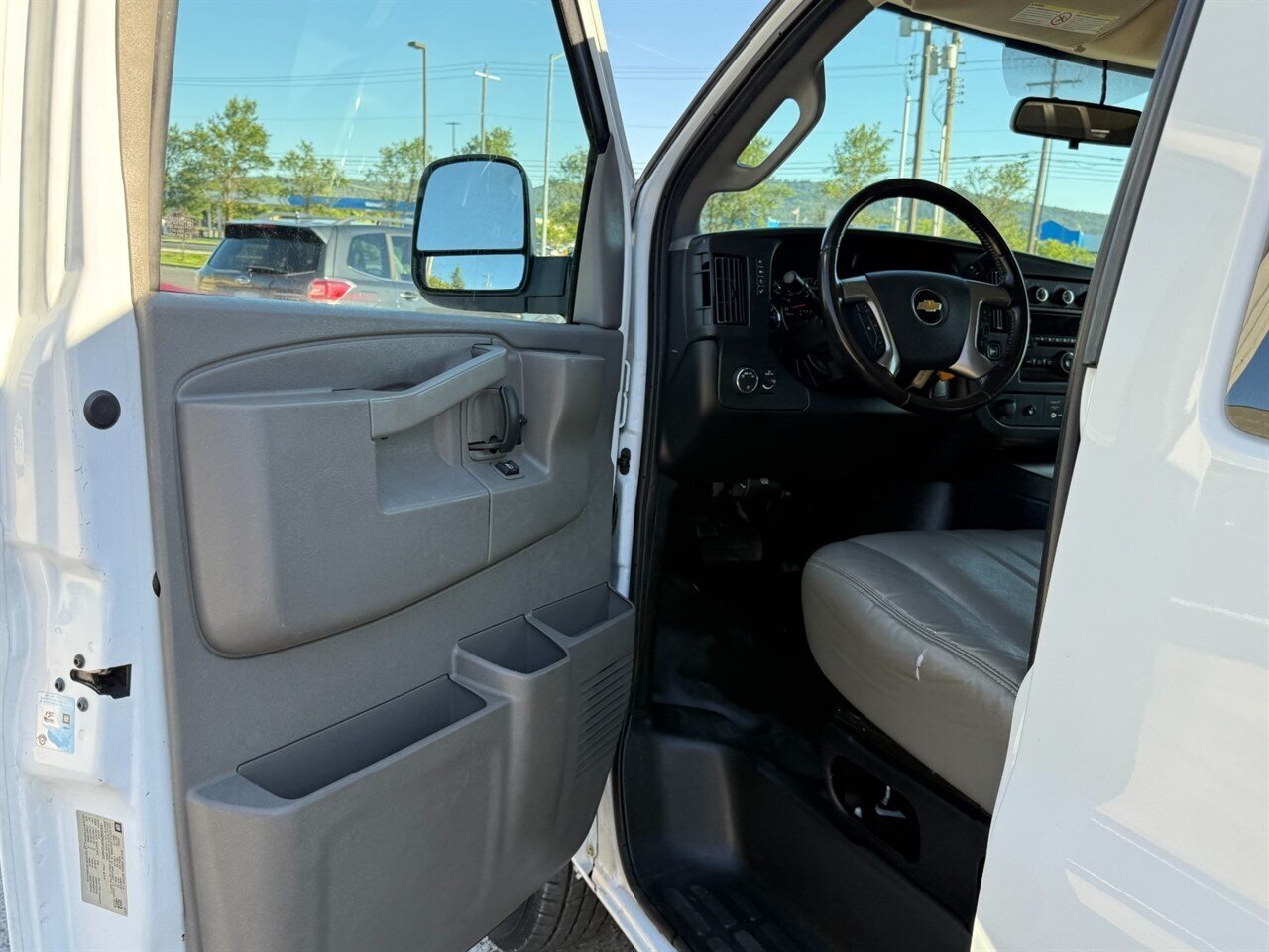 2017 Chevrolet Express LS 2500 65k miles! Passenger Van! (CLEAN TITLE) 6.0L V8! Low Miles! - Photo 6 - Post Falls, ID 83854