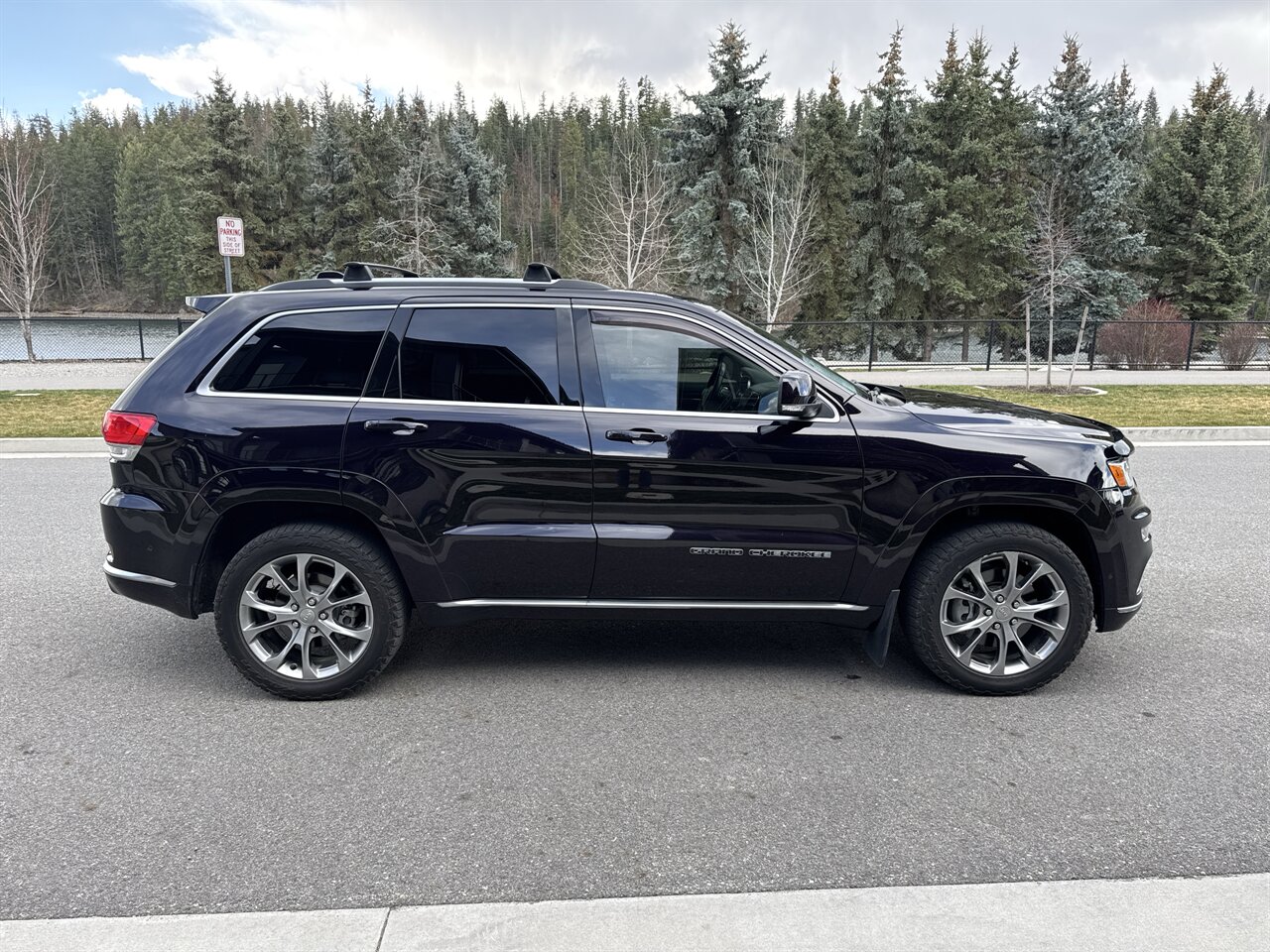 2019 Jeep Grand Cherokee Summit Sangria Metallic Color! 40k miles! Nicely Loaded Jeep! - Photo 8 - Post Falls, ID 83854