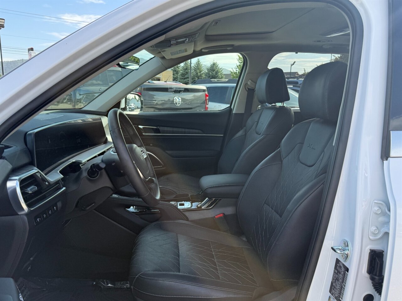 2025 Kia Telluride SX.  4k miles, Sunroof, Amazing Shape! Fully Loaded! - Photo 8 - Post Falls, ID 83854