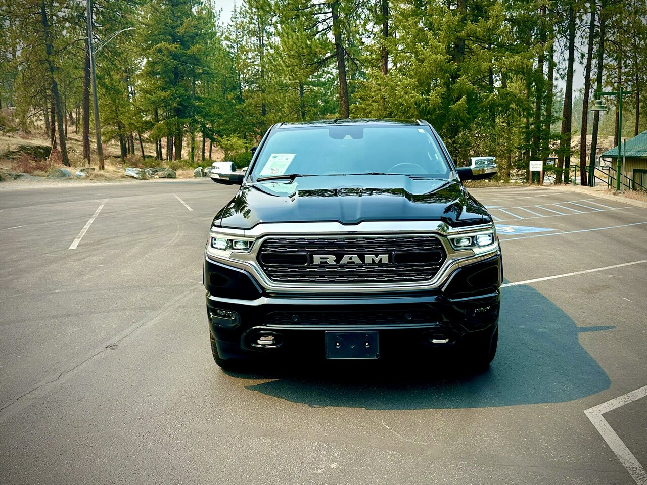 2022 RAM 1500 Limited. 3.92 Rear Axle Ratio, 33 Gallon Fuel Tank, Super Low Miles - Only 38k original miles! Leather, Alloy Wheels, Heated and Cooled Seats and much more! - Photo 3 - Post Falls, ID 83854