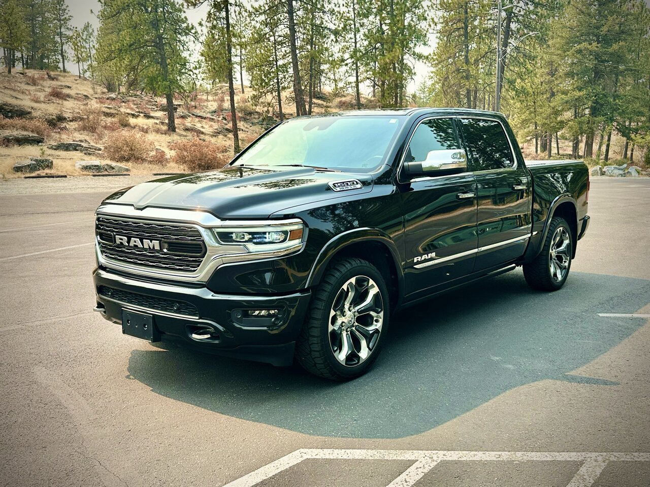 2022 RAM 1500 Limited. 3.92 Rear Axle Ratio, 33 Gallon Fuel Tank, Super Low Miles - Only 38k original miles! Leather, Alloy Wheels, Heated and Cooled Seats and much more! - Photo 5 - Post Falls, ID 83854