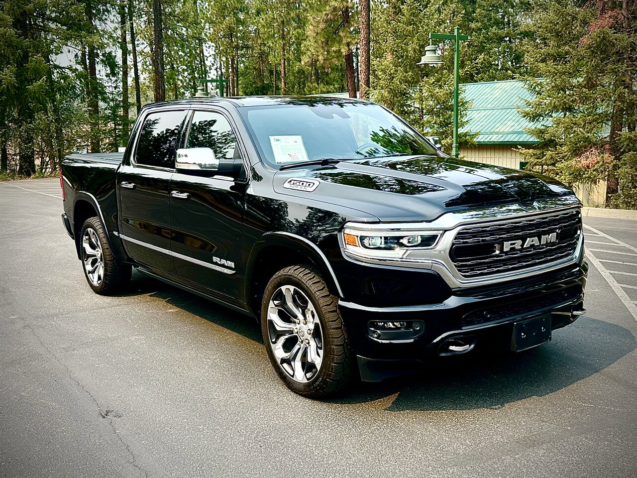 2022 RAM 1500 Limited. 3.92 Rear Axle Ratio, 33 Gallon Fuel Tank, Super Low Miles - Only 38k original miles! Leather, Alloy Wheels, Heated and Cooled Seats and much more! - Photo 1 - Post Falls, ID 83854