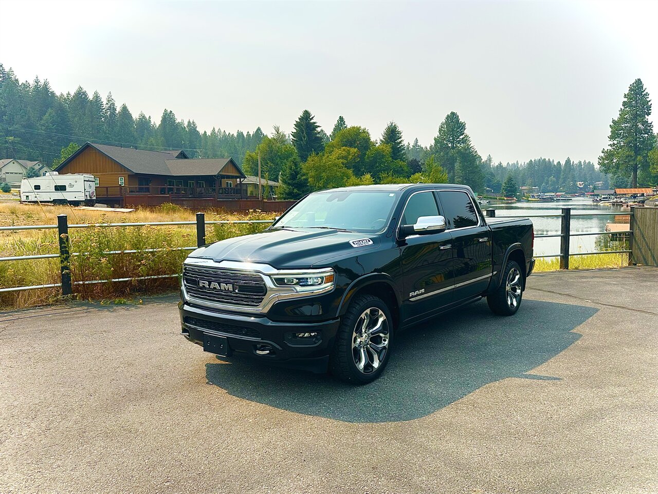 2022 RAM 1500 Limited. 3.92 Rear Axle Ratio, 33 Gallon Fuel Tank, Super Low Miles - Only 38k original miles! Leather, Alloy Wheels, Heated and Cooled Seats and much more! - Photo 4 - Post Falls, ID 83854