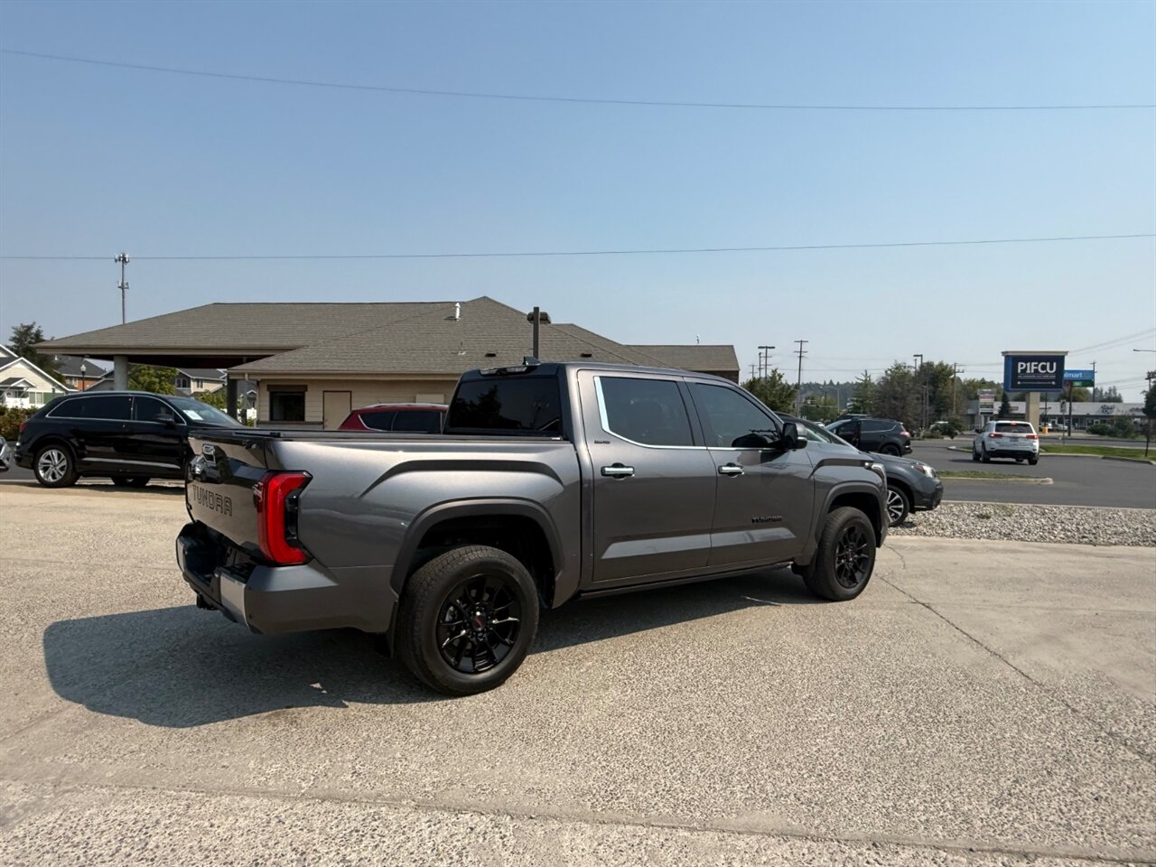 2022 Toyota Tundra Limited  4x4, Low miles, Excellent Truck, Great Financing Rates Available! - Photo 10 - Post Falls, ID 83854