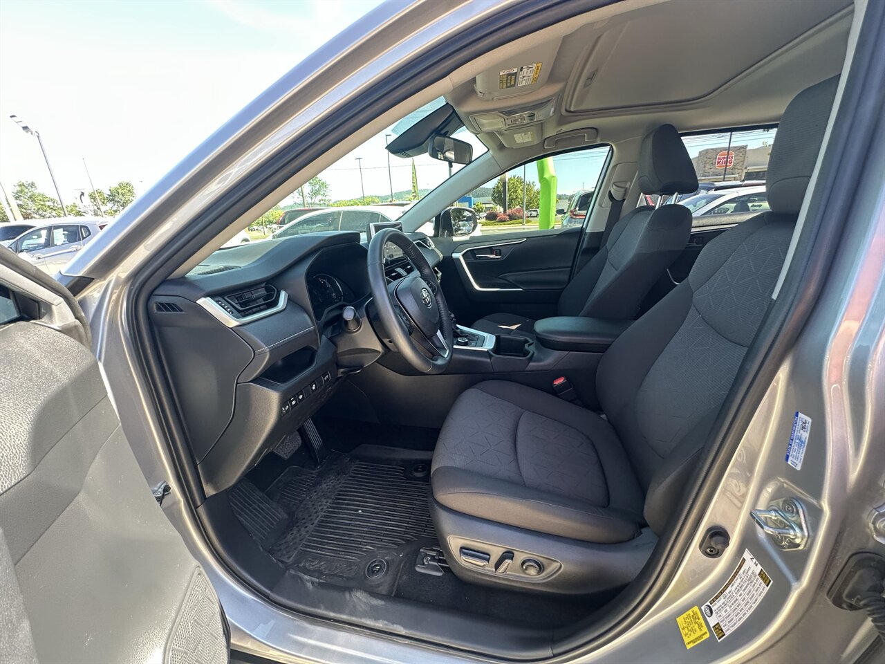 2023 Toyota RAV4 Hybrid XLE. 22k miles! Great MPG . Best Hybrid Out there! Very Nice Car, Well Maintained and Clean Car! - Photo 5 - Post Falls, ID 83854