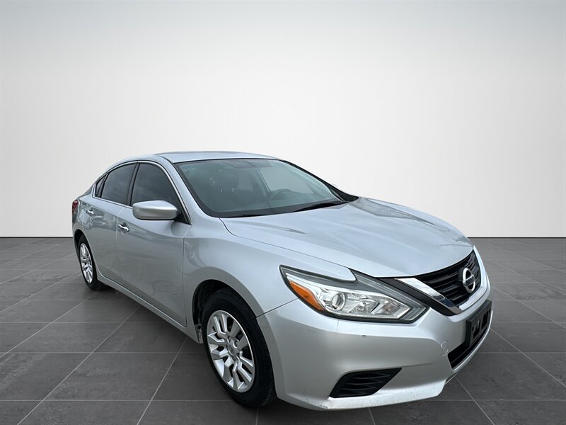 2016 Nissan Altima S's photo