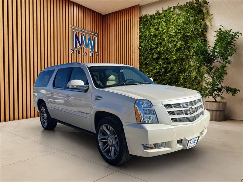 2014 Cadillac Escalade ESV Premium  AWD, 3 rows of Seating, DVD Screen! Sunroof, Luxurious SUV!