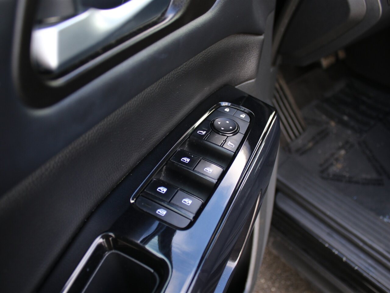 2022 Nissan Pathfinder SV Winter Package, AWD, with 3rd Row Seating! - Photo 10 - Post Falls, ID 83854