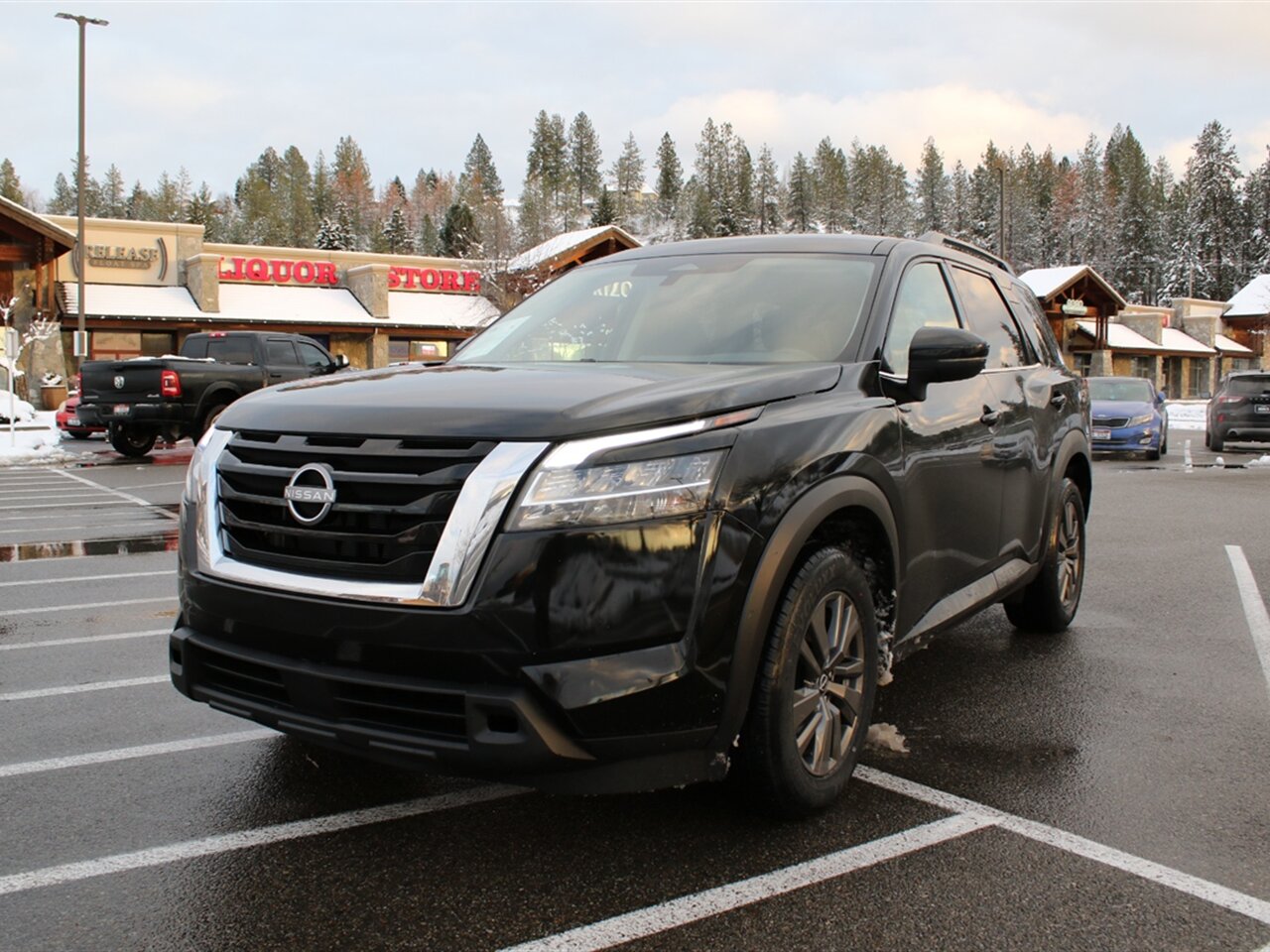 2022 Nissan Pathfinder SV Winter Package, AWD, with 3rd Row Seating! - Photo 3 - Post Falls, ID 83854